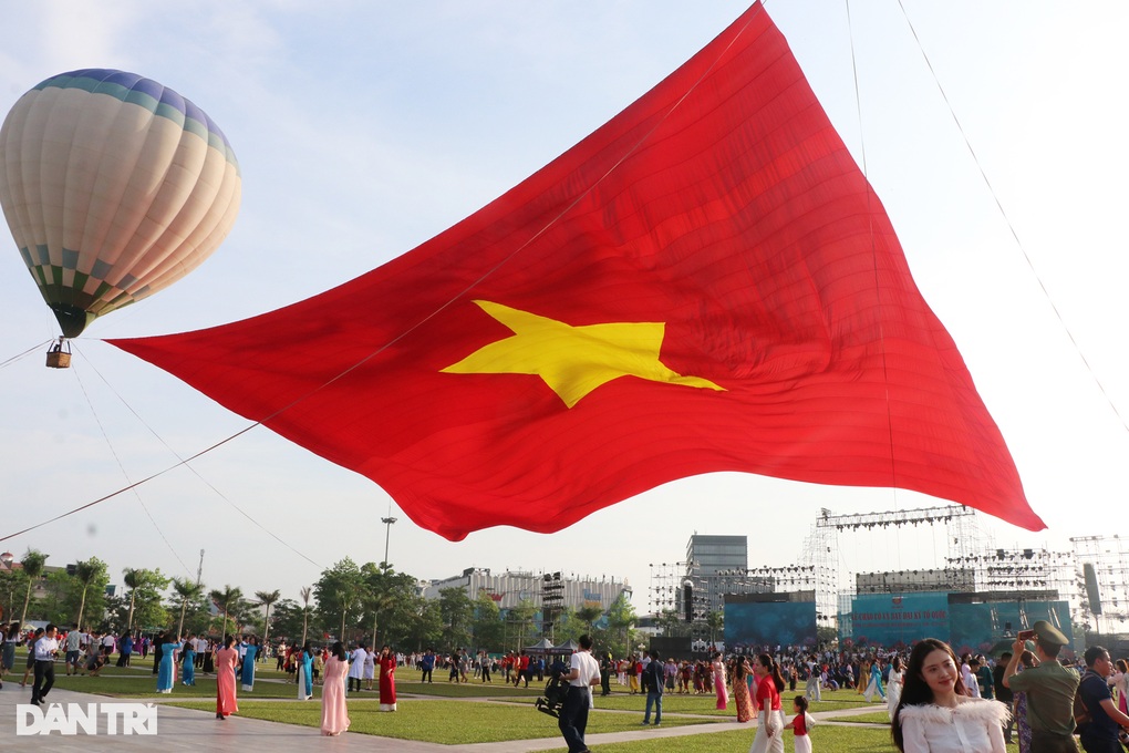 Đại kỳ tung bay trên Quảng trường Hồ Chí Minh trong ngày sinh nhật Bác - 2 Đại kỳ tung bay trên Quảng trường Hồ Chí Minh trong ngày sinh nhật Bác - 2
