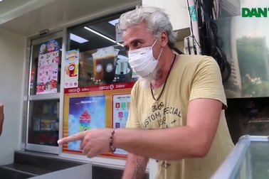 Du khách Pháp đi bán chuối chiên mưu sinh vì Covid-19