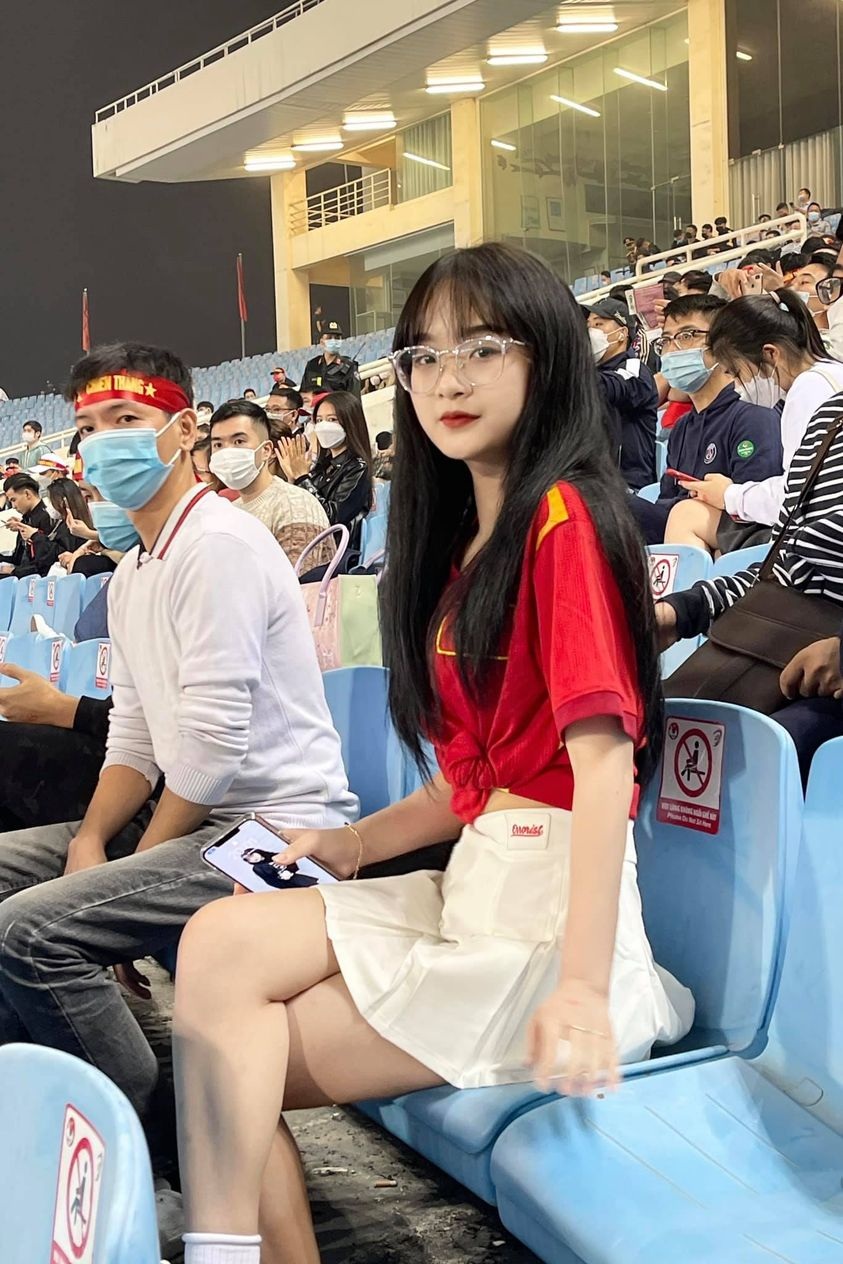 Hot girl đi cổ vũ bóng đá: Đẹp nhưng cần có ý thức phòng dịch bệnh - 2 Hot girl đi cổ vũ bóng đá: Đẹp nhưng cần có ý thức phòng dịch bệnh - 2
