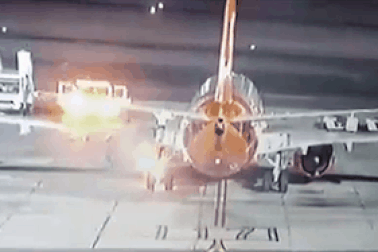 Khoảnh khắc máy bay chở khách bốc cháy trên đường băng