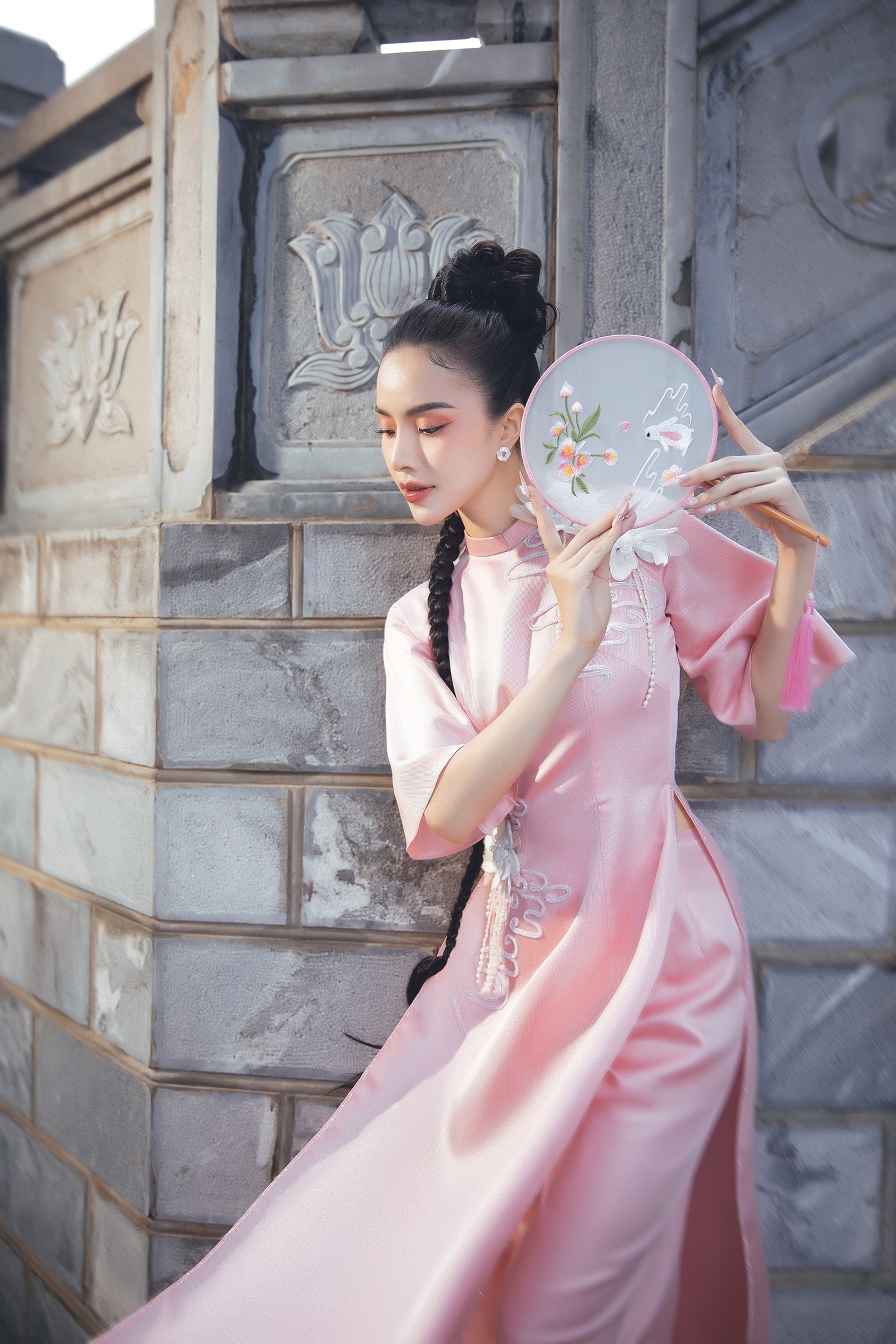 Á hậu Hạnh Nguyên diện áo dài gợi cảm đón xuân - 2 Á hậu Hạnh Nguyên diện áo dài gợi cảm đón xuân - 2