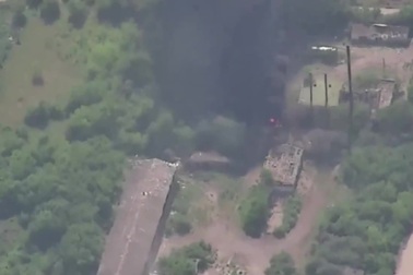 Khoảnh khắc tên lửa Iskander Nga san phẳng tổ hợp phòng không Ukraine