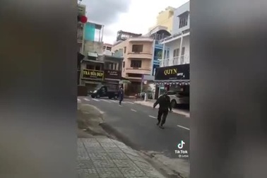 Các chiến sĩ bộ đội tất bật đi giao hàng cho người dân TPHCM