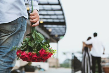 "Anh đang là chồng người ta, em đang là vợ người khác"