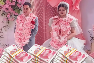 Cặp đôi được tặng "hoa tiền mặt" trị giá 560 triệu đồng trong đám cưới
