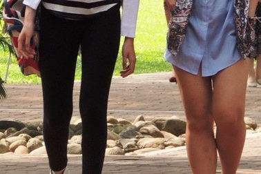 Sinh viên "trưng" thời trang phản cảm ở giảng đường