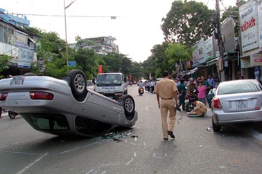 Ô tô “chỏng vó” giữa phố