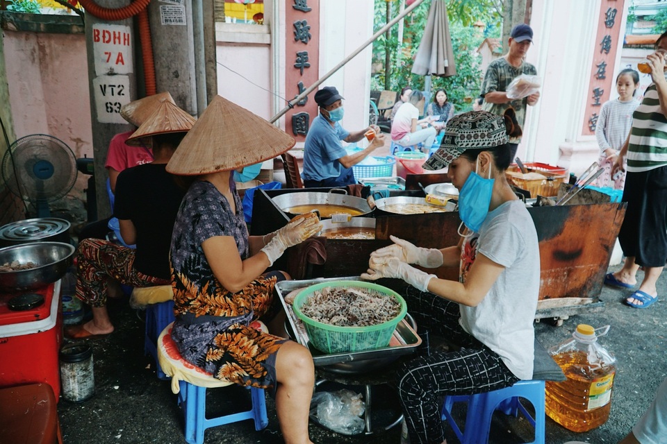 Quán bánh rán vỉa hè Hà Nội, ngày cả trăm lượt khách xếp hàng thưởng thức - 3 Quán bánh rán vỉa hè Hà Nội, ngày cả trăm lượt khách xếp hàng thưởng thức - 3