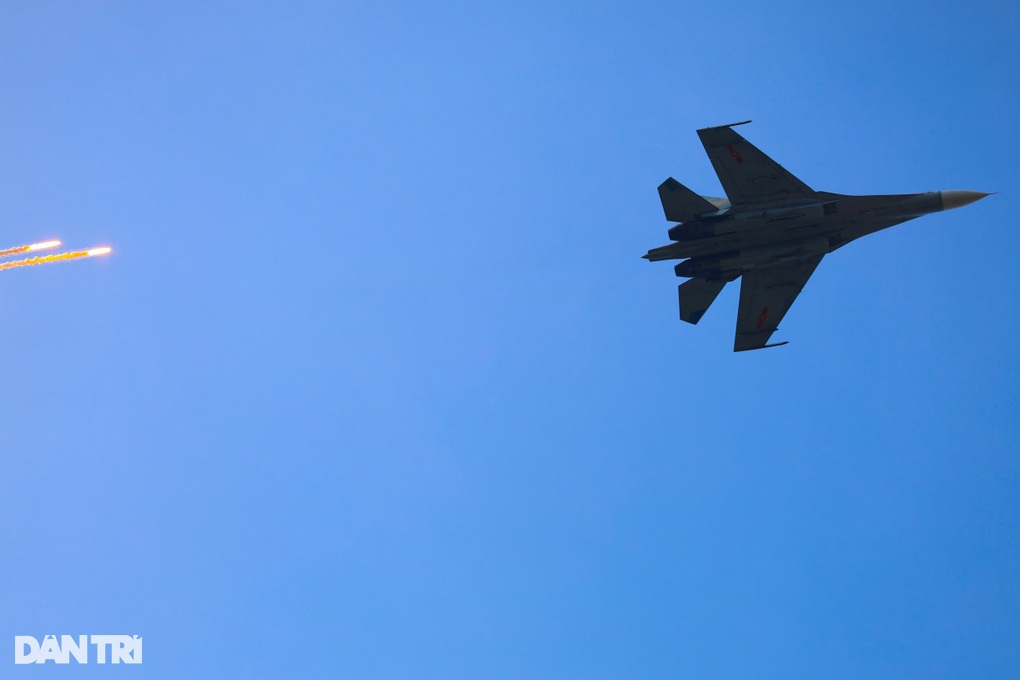 Tiêm kích Su-30MK2 tập luyện thả bẫy nhiệt trên bầu trời Đồng Nai - 1 Tiêm kích Su-30MK2 tập luyện thả bẫy nhiệt trên bầu trời Đồng Nai - 1