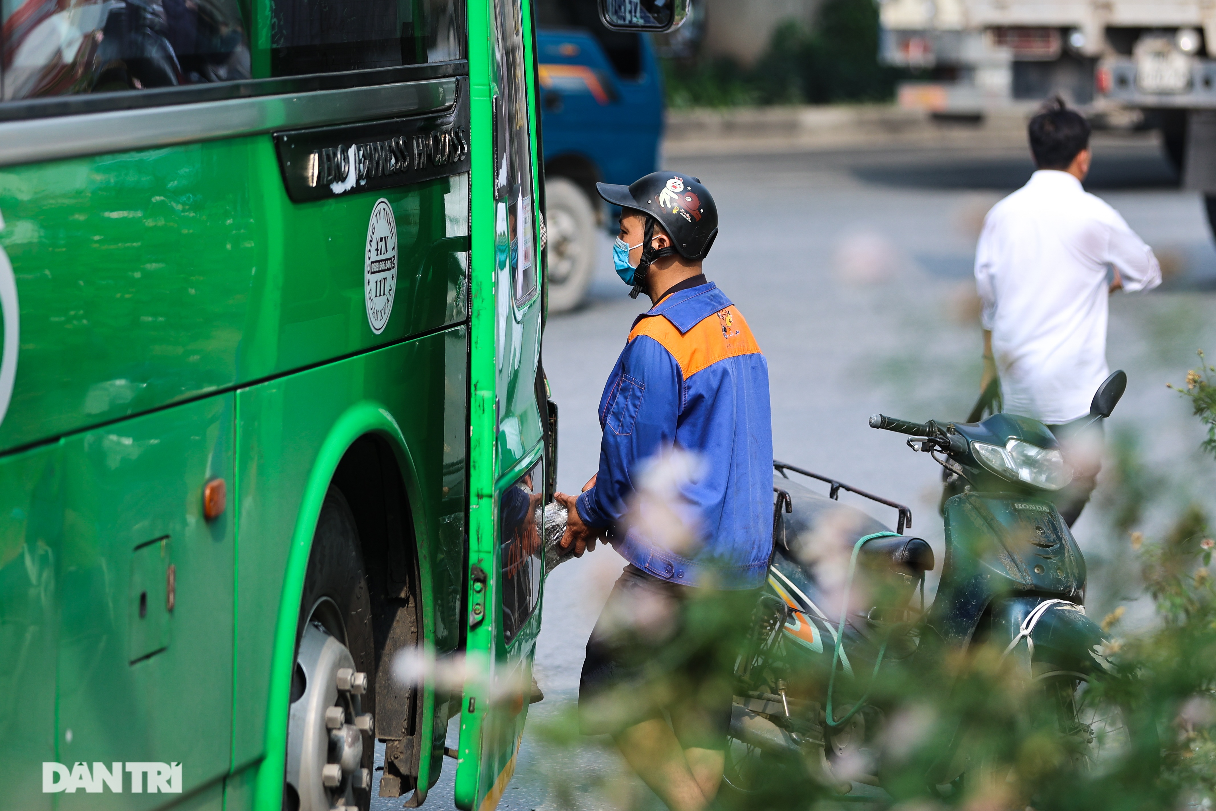 Hà Nội: Chim mồi bám CSGT và cú điện thoại mật báo tới nhà xe - 15 Hà Nội: Chim mồi bám CSGT và cú điện thoại mật báo tới nhà xe - 15