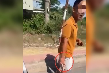 Làm rõ clip cán bộ CSGT ở Bình Dương cầm gạch đe dọa tài xế