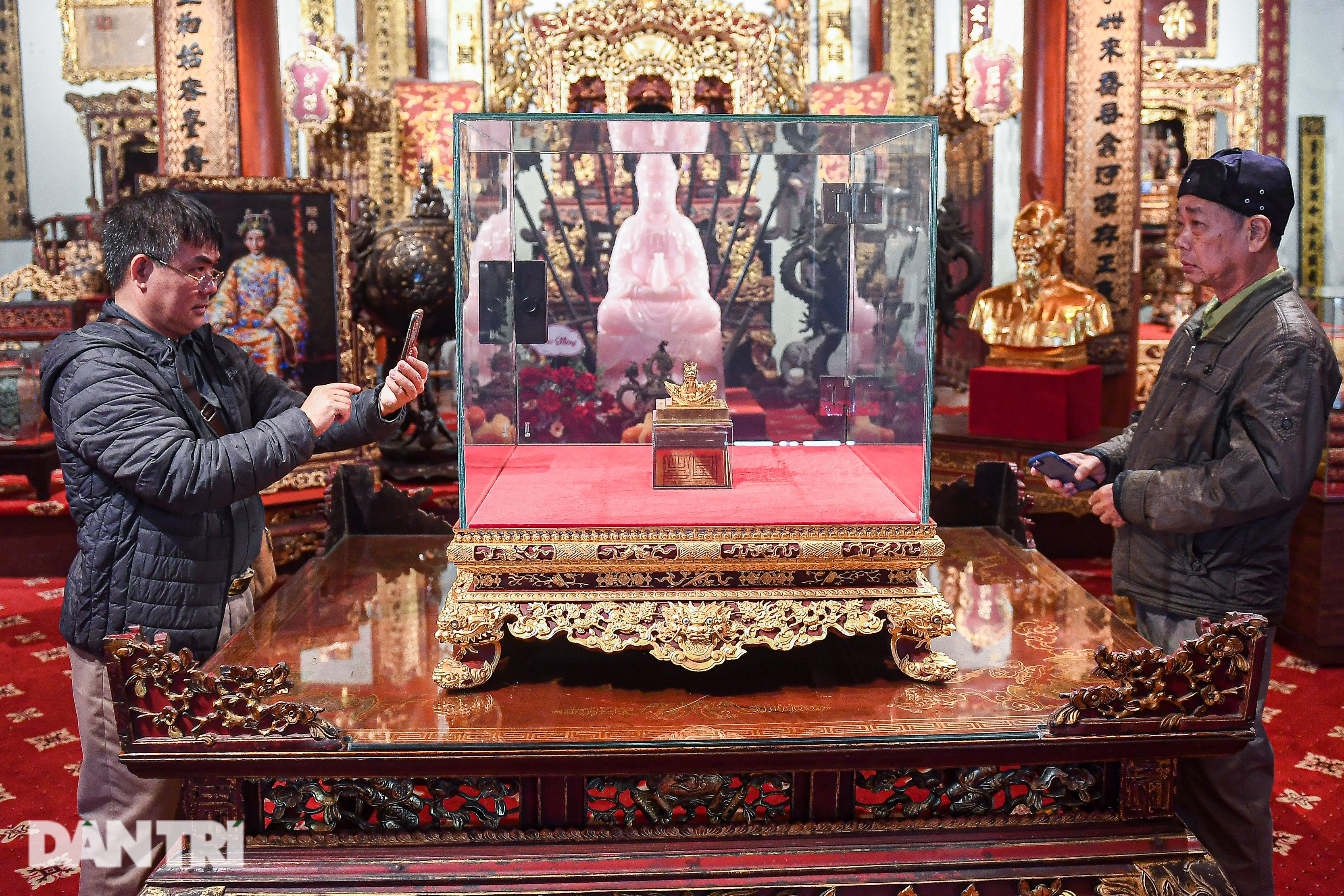 ត្រាមាសរបស់អធិរាជត្រឡប់មកផ្ទះវិញ ដោយមានឆ្មាំ ៤-៥ នាក់ ប្រចាំការទាំងយប់ទាំងថ្ងៃ - ៩ Ấn vàng Hoàng đế chi bảo hồi hương, có 4-5 bảo vệ túc trực ngày đêm - 9