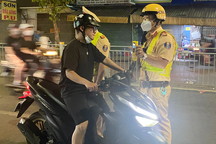 CSGT lập chốt sát nhà hàng tiệc cưới, nhiều người ở TPHCM bị phạt