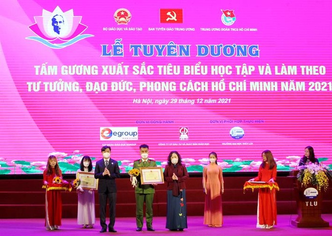 Thứ trưởng Bộ GD&ĐT Ngô Thị Minh và Bí thư BCH Trương ương Đoàn Nguyễn Minh Triết trao giải cho các thí sinh.