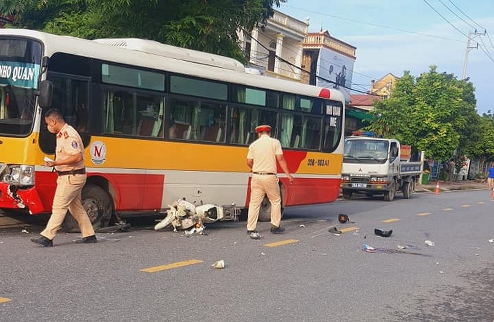 Ngày đầu đến trường, một học sinh tử vong do va chạm với xe buýt - 1 Ngày đầu đến trường, một học sinh tử vong do va chạm với xe buýt - 1