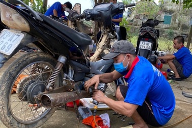 Hàng chục tình nguyện viên về vùng lũ, “hồi sinh” xe máy cho người dân