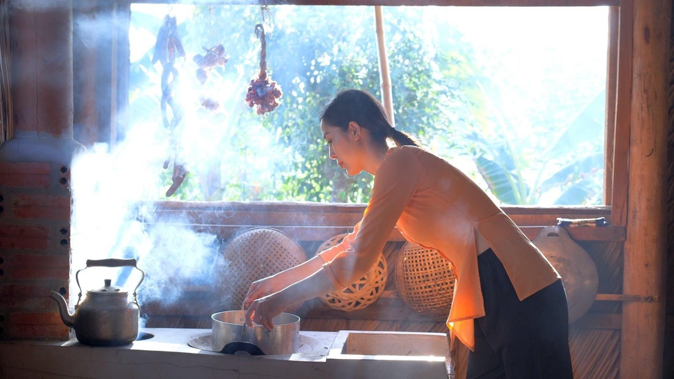 Từng đội vương miện 1,5 tỷ, cô gái về quê bán cá khô hút triệu lượt xem - 5