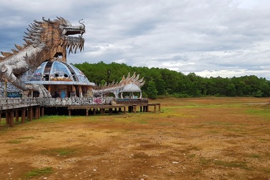 Sửng sốt cảnh công viên nước bỏ hoang ma mị từng lên báo Mỹ bỗng cạn khô trơ cả đáy