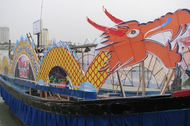 Thuyền hoa rực rỡ trước giờ khai hội pháo hoa