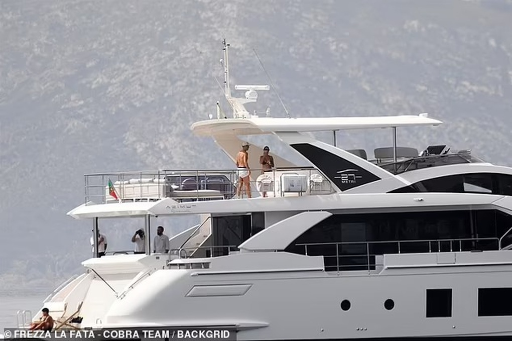 Ronaldo and his girlfriend show off their fiery bodies during summer vacation on a yacht - 4