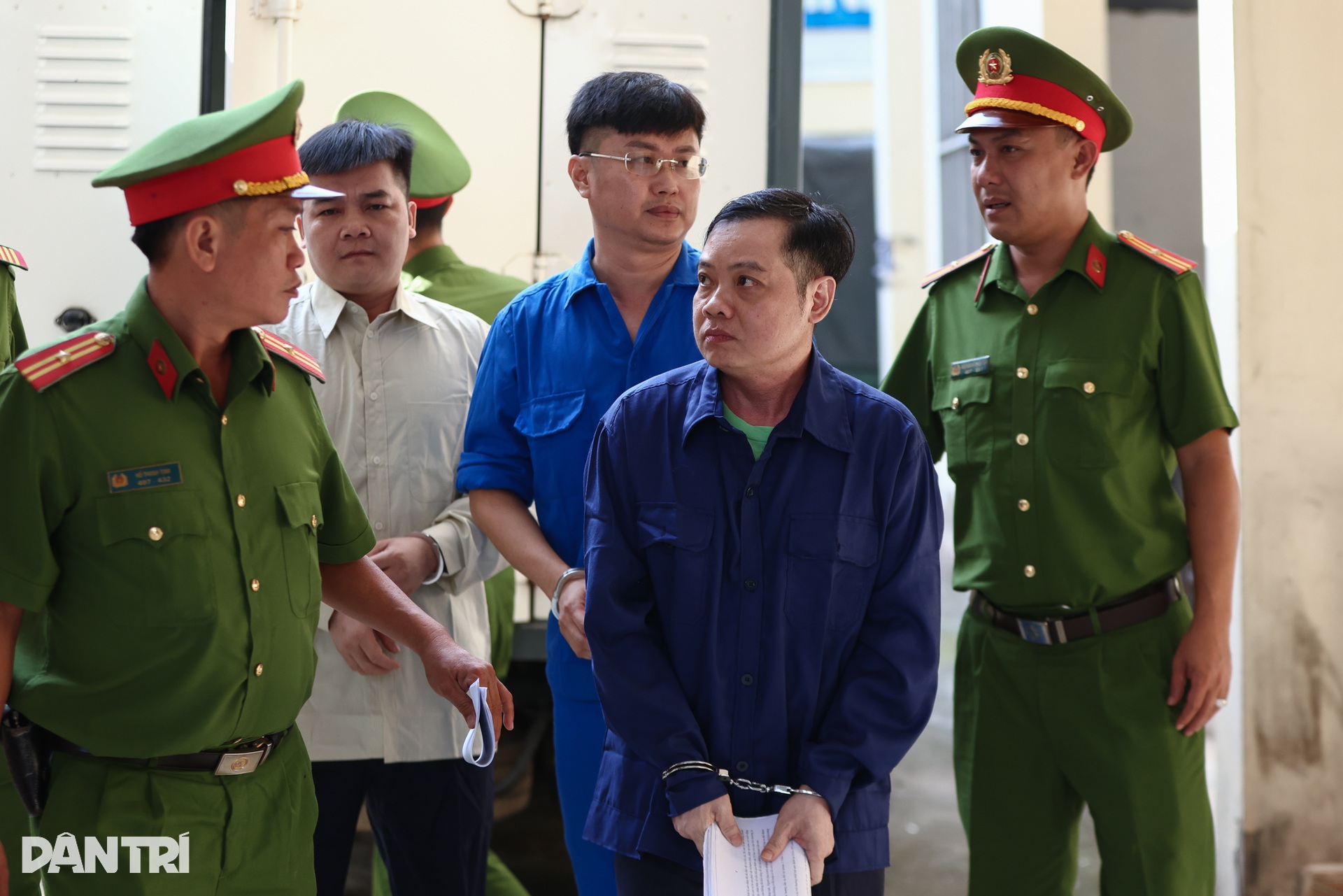 Người thân bật khóc trong phiên tòa xét xử vụ án cháy karaoke An Phú - 4 Người thân bật khóc trong phiên tòa xét xử vụ án cháy karaoke An Phú - 4
