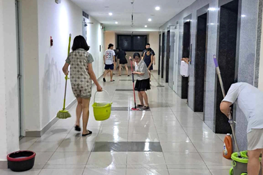 Lùm xùm Osaka Complex: Dân tự đổ rác, dọn hành lang vì ban quản lý bỏ việc