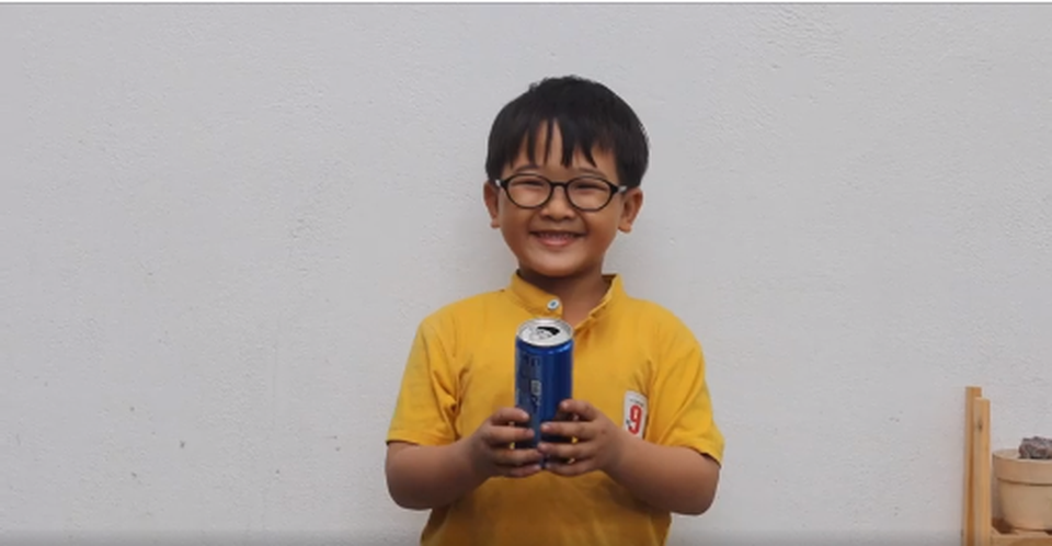 Lộ diện 3 video ấn tượng chinh phục thử thách Chuyền lon nhôm - 1 Lộ diện 3 video ấn tượng chinh phục thử thách Chuyền lon nhôm - 1