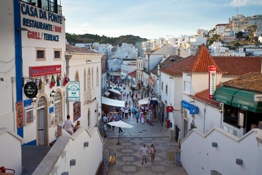 Nam nhân viên quán bar bỏ thuốc mê vào đồ uống rồi cưỡng bức nữ du khách trẻ