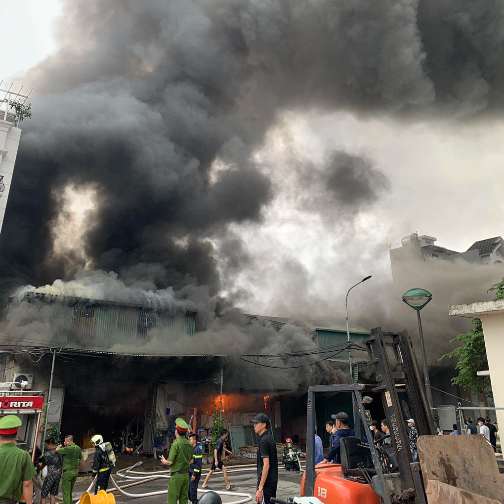 Cháy 3 nhà kho cùng một nhà tạm ở Hà Nội - 6