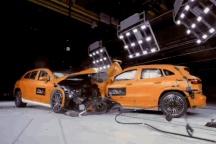 Mercedes thử nghiệm cho hai chiếc ô tô điện lao thẳng vào nhau