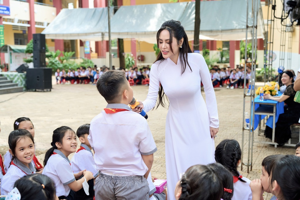 Hoa hậu Di Khả Hân xúc động về thăm trường cũ - 2