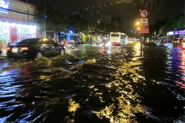 TPHCM: Nhiều tuyến đường ngập nặng sau mưa lớn