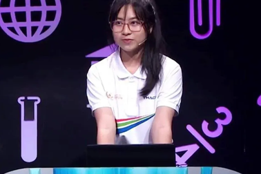 Nữ sinh thi Olympia bất ngờ nổi tiếng vì xinh xắn, hát hay