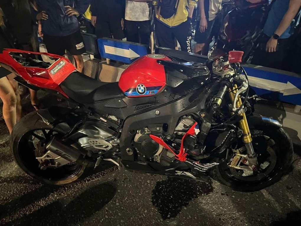 Xe phân khối lớn nẹt pô, người xung quanh ai cũng bức xúc, tránh né - 1