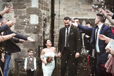 Người phụ nữ "không chịu lớn" tìm được lẽ sống nhờ anh chồng... đũa lệch