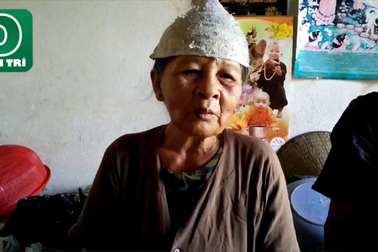 Em 73 tuổi nuôi chị 88 tuổi mù lòa đau yếu