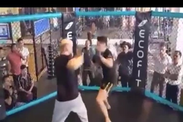 Cao thủ Flores đánh bại võ sĩ Lưu Cường sau cuộc tỉ thí quyết liệt