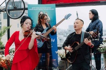 Trịnh Minh Hiền kể chuyện Hà Nội qua violin, đàn bầu, đàn nhị và hát xẩm