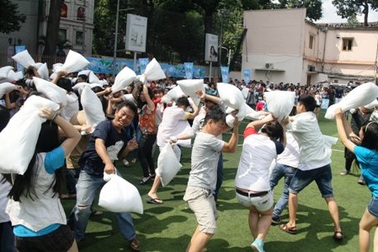 Xả stress bằng cách đánh nhau đến… bung gối