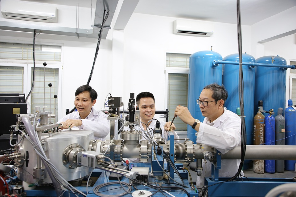 Nhóm nghiên cứu khoa học Việt công bố phát hiện mới về sự co ngót của vàng - 1 Nhóm nghiên cứu khoa học Việt công bố phát hiện mới về sự co ngót của vàng - 1