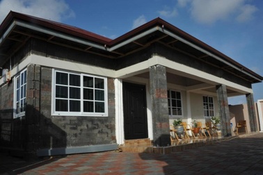 Người đàn ông lấy nhựa làm gạch, hoàn thành giấc mơ có nhà của người nghèo