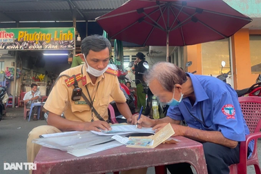 Uống bia tối hôm trước, hai tài xế xe buýt ở TPHCM bị giam bằng