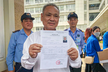 Cụ ông 82 tuổi kể chuyện gian khổ ôn thi để đỗ tốt nghiệp THPT