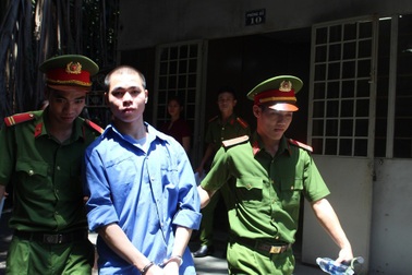 Trong vòng 10 phút, hai chị em chiếm đoạt tiền tỉ