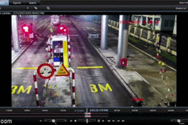 Thanh niên đi xe máy vượt trạm thu phí, phóng như bay trên cao tốc