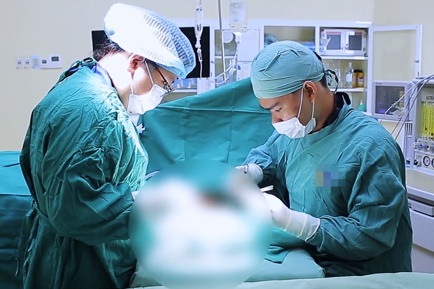 Cấp cứu 2 cháu bé lâm nguy vì mảnh kính vỡ, cây tăm xỉa răng - 1