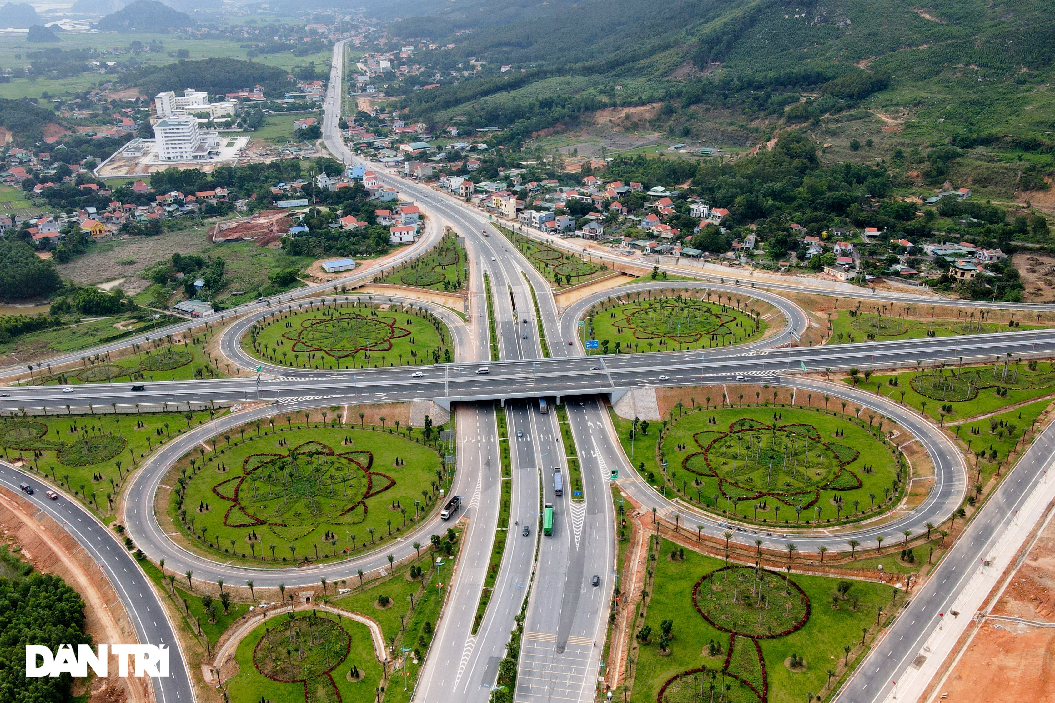 Nút giao hình cánh hoa khổng lồ hơn 400 tỷ đồng hiện đại nhất Quảng Ninh