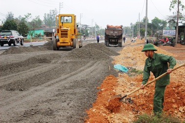 Công nhân công trường “chạy đua” với Tết
