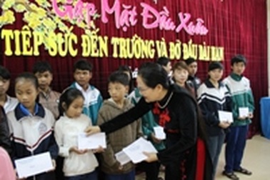 Học bổng “Tiếp sức đến trường” đồng hành cùng học sinh nghèo