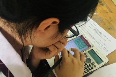 Học trò làm bài kiểm tra trên điện thoại: Ngăn kẻ gian lận "đóng thế"